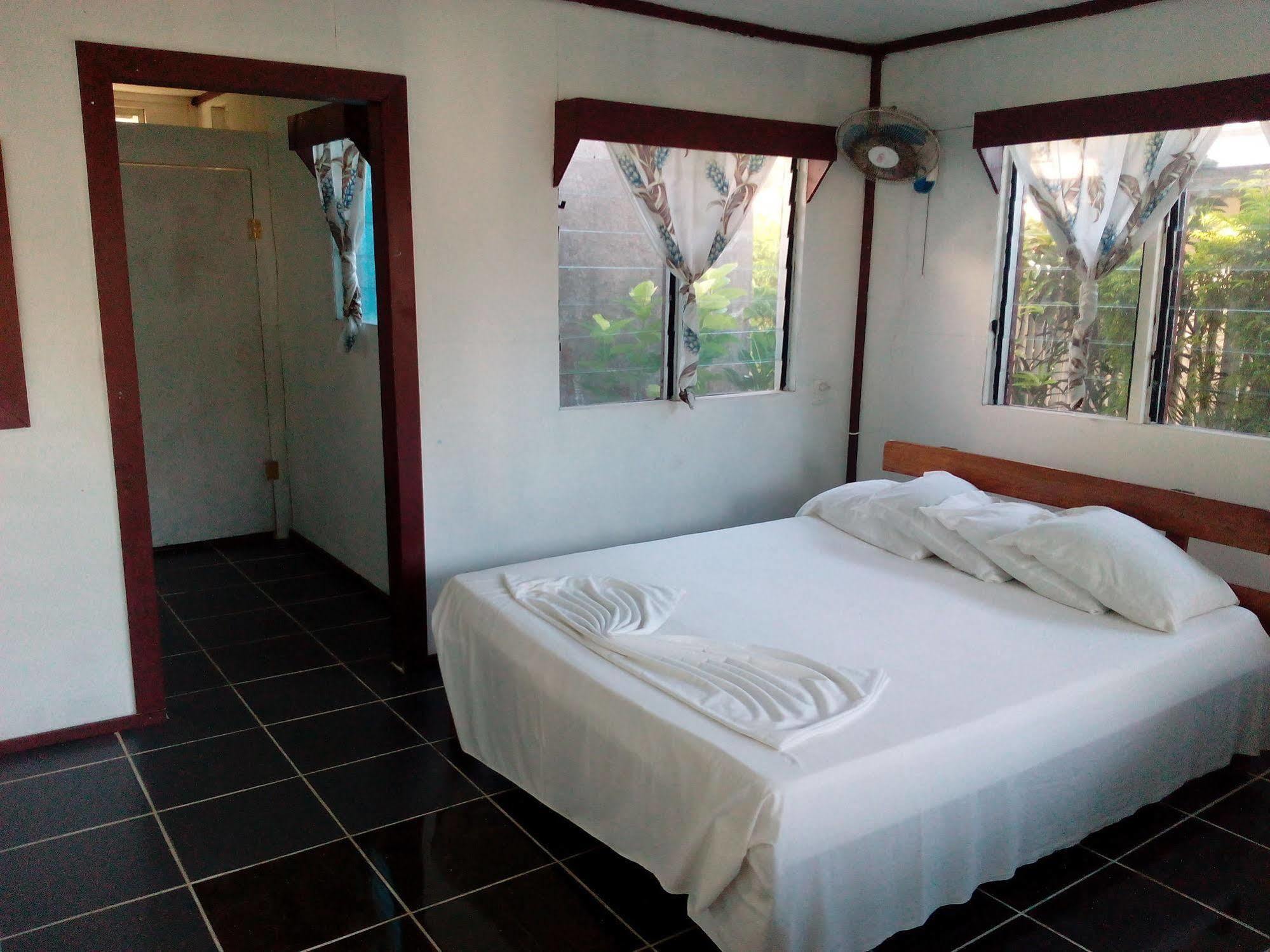 Vacations Beach Fale Hotell Manase Exteriör bild